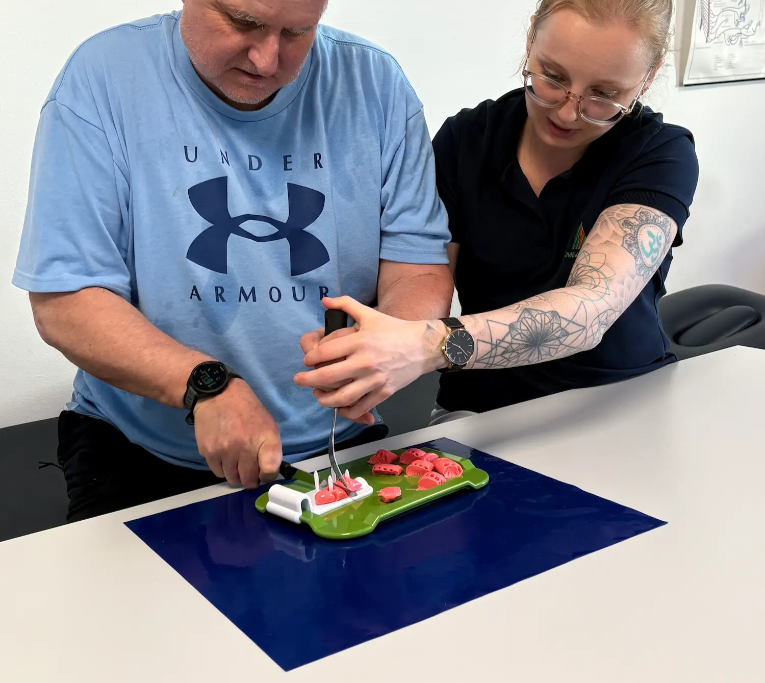 Training der Feinmotorik während einer ergotherapeutischen Behandlung.