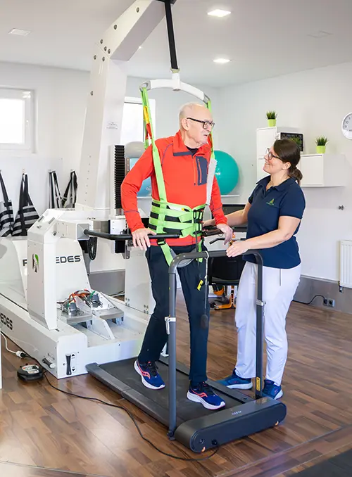Martina und Patient am Laufband