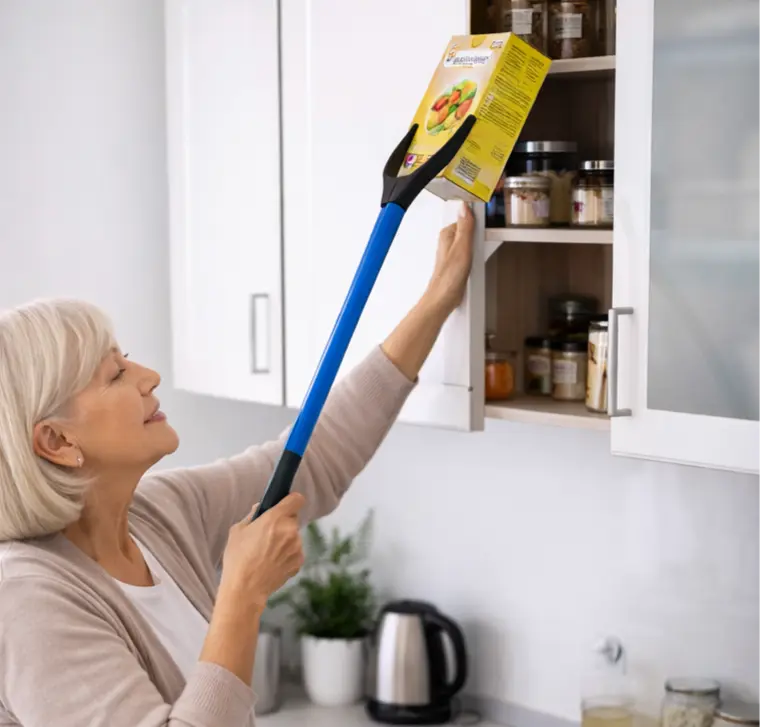 Eine Frau nimmt die sagen mit der Hilfe von Greifgerät