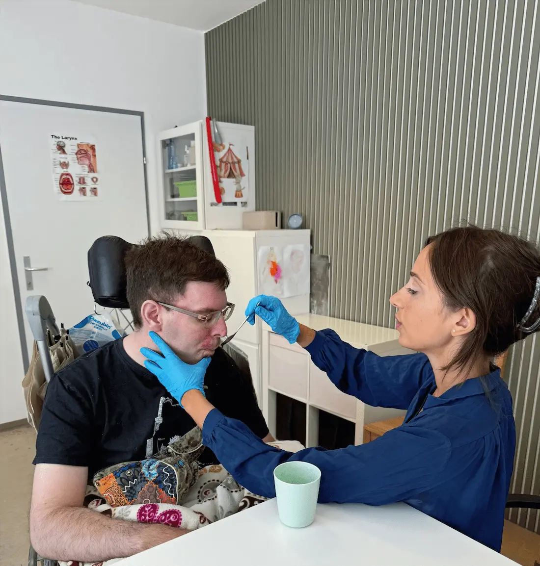 Sarah Schrott füttert dem Patient