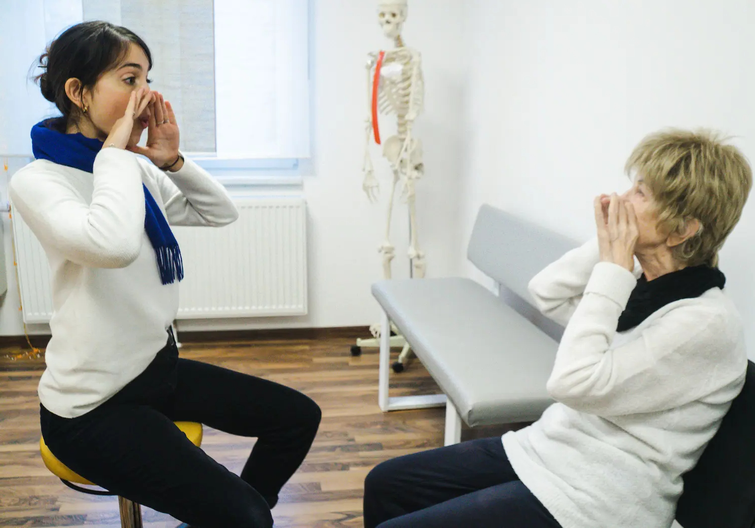 Sprachtherapie mit Bildkarten und gezielten Sprechübungen im Behandlungsraum.