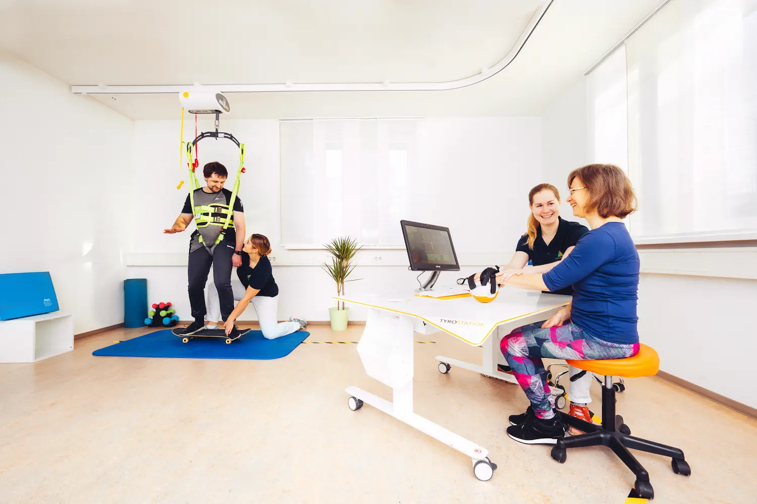 Patienten trainieren mit physiotherapeutischen Geräten im Therapieraum.