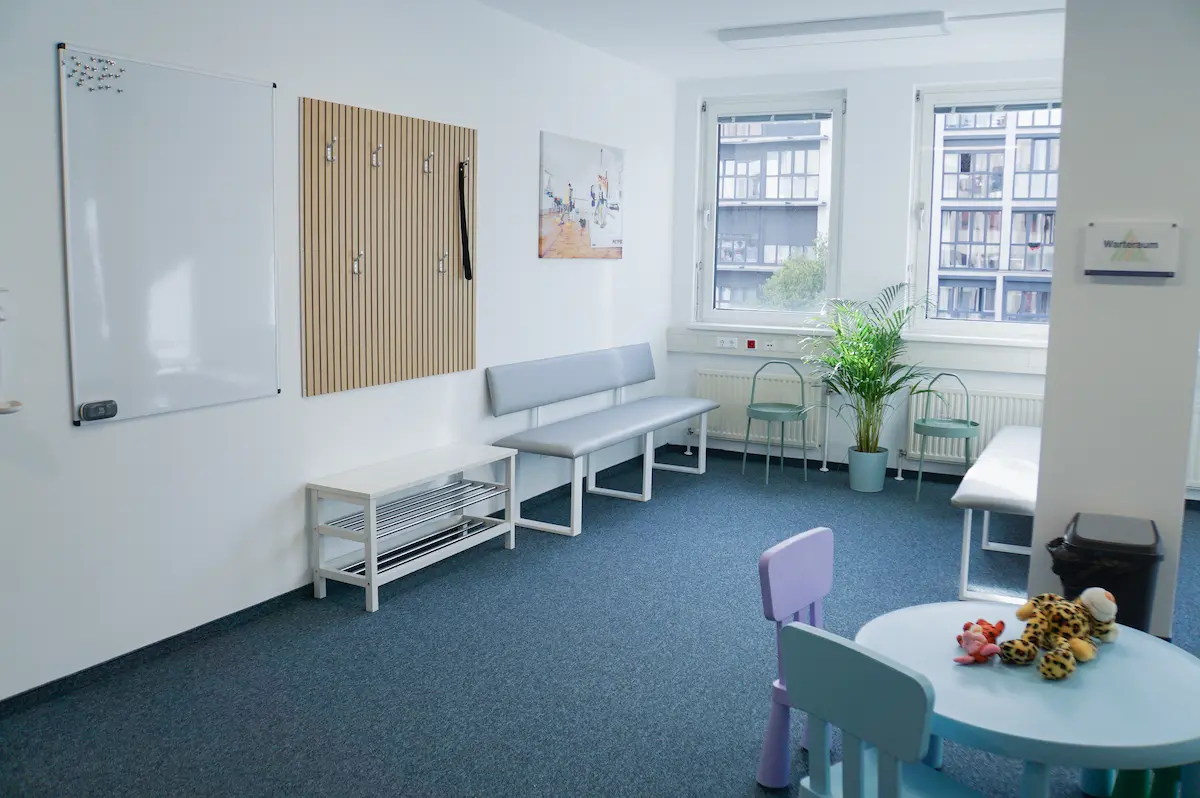Warteraum mit Kindertisch