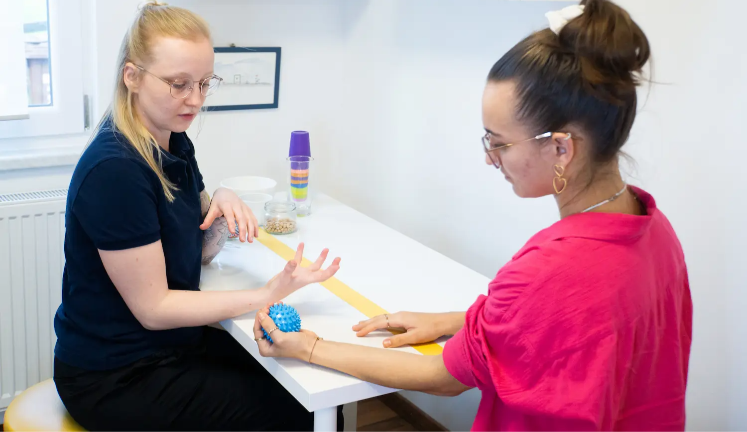 Ergotherapie mit praktischen Übungen zur Förderung der Selbstständigkeit.