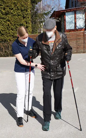 Person mit inkomplettem Querschnitt im häuslichen Alltag mit teilweiser Gehfähigkeit und Mobilitätseinschränkungen, begleitet durch home4motion.