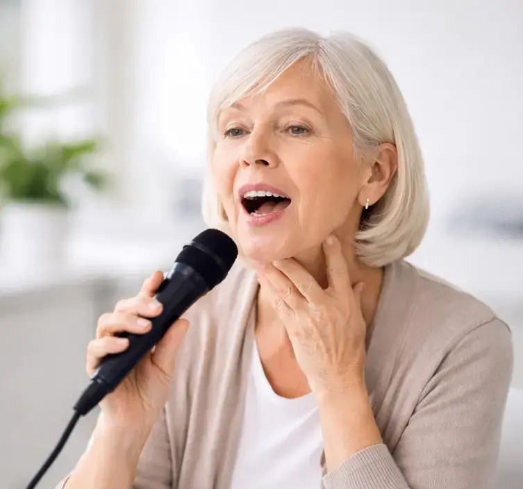 Eine Frau singt mit Mikrofon