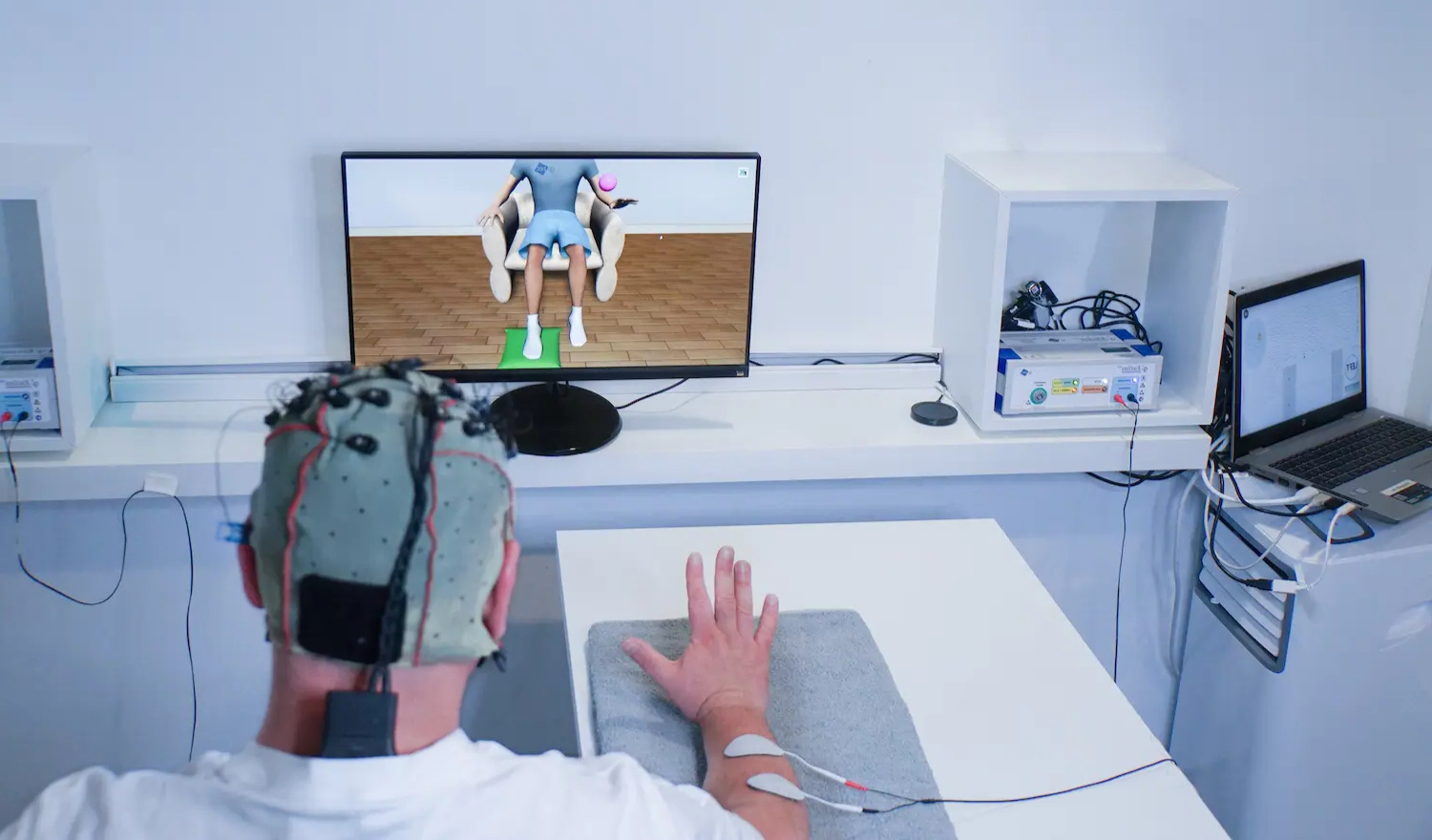Nahaufnahme eines recoveriX-Headsets bei neurologischer Rehabilitation.