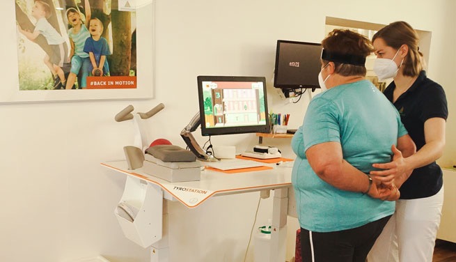 Person mit Morbus Parkinson im häuslichen Alltag mit Bewegungs- und Gleichgewichtseinschränkungen, unterstützt durch home4motion.