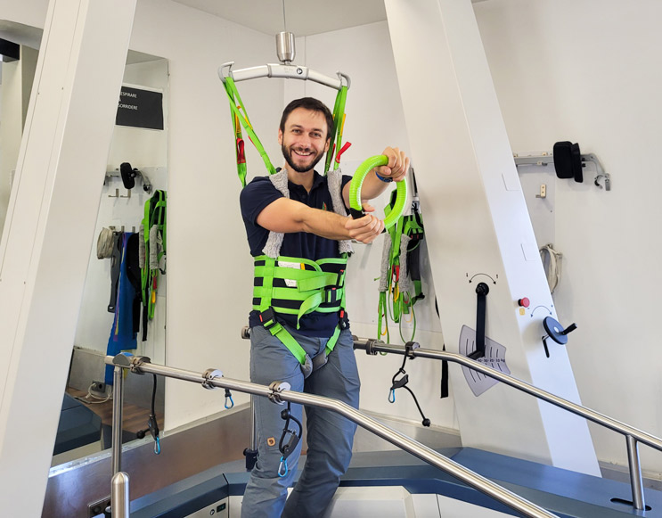 Moritz Jaeger auf dem Gangtrainer Lyra