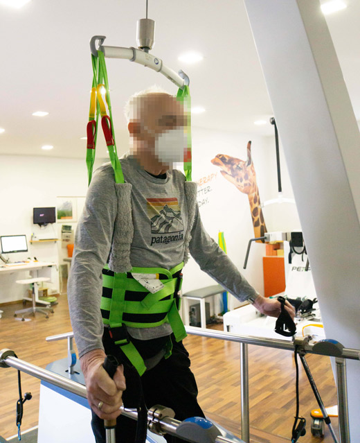 Leo R. trainiert mit unserem Gangtrainer "Lyra"