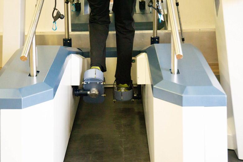 Leo R. trainiert am Gangtrainer "Lyra"
