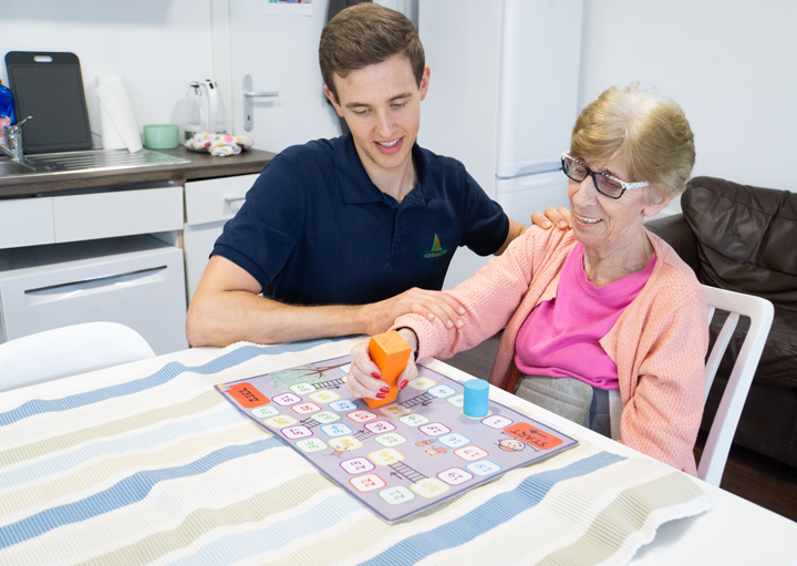 Patientin übt mit Therapeut