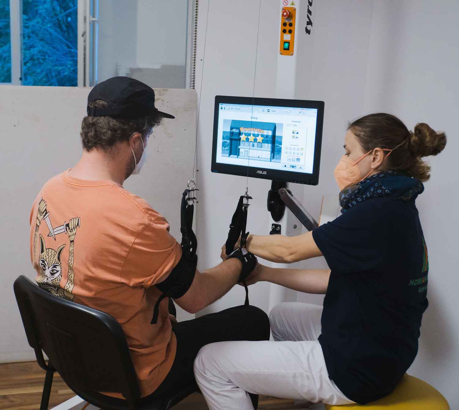 Patient mach Übungen am Diego mit Therapeutin
