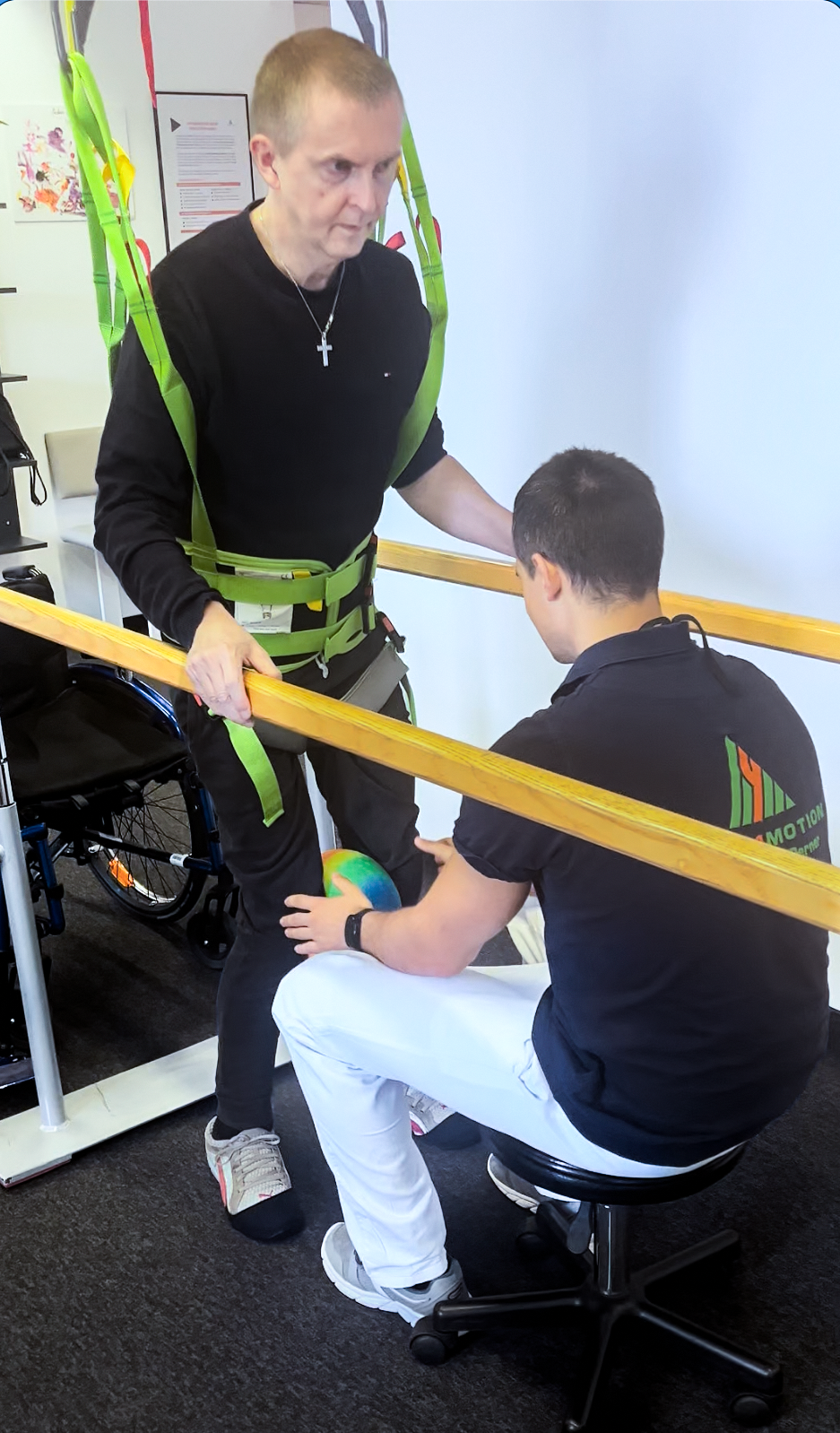 Patient mit Gurten probiert stehen