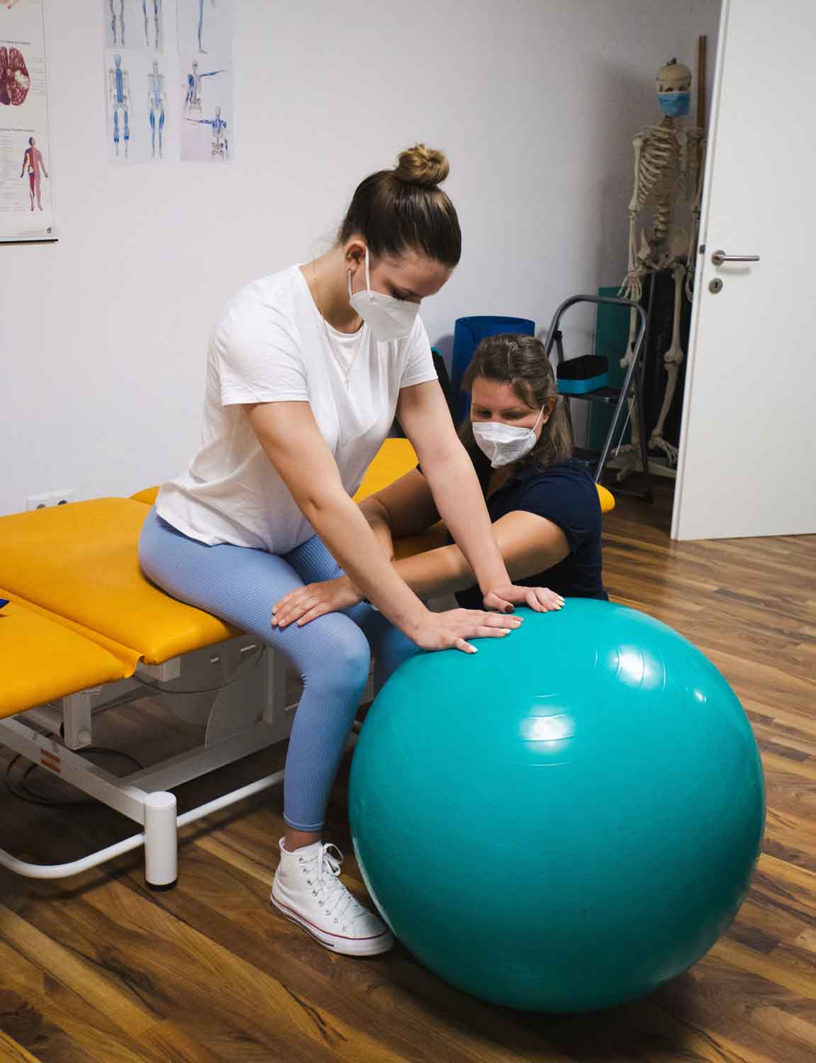 Yvonne übt Gleichgewicht mit Therapeutin