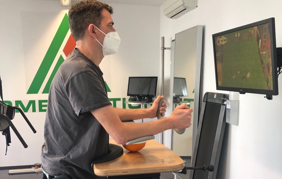 Patient übt mit Robotikgestützte Geräte