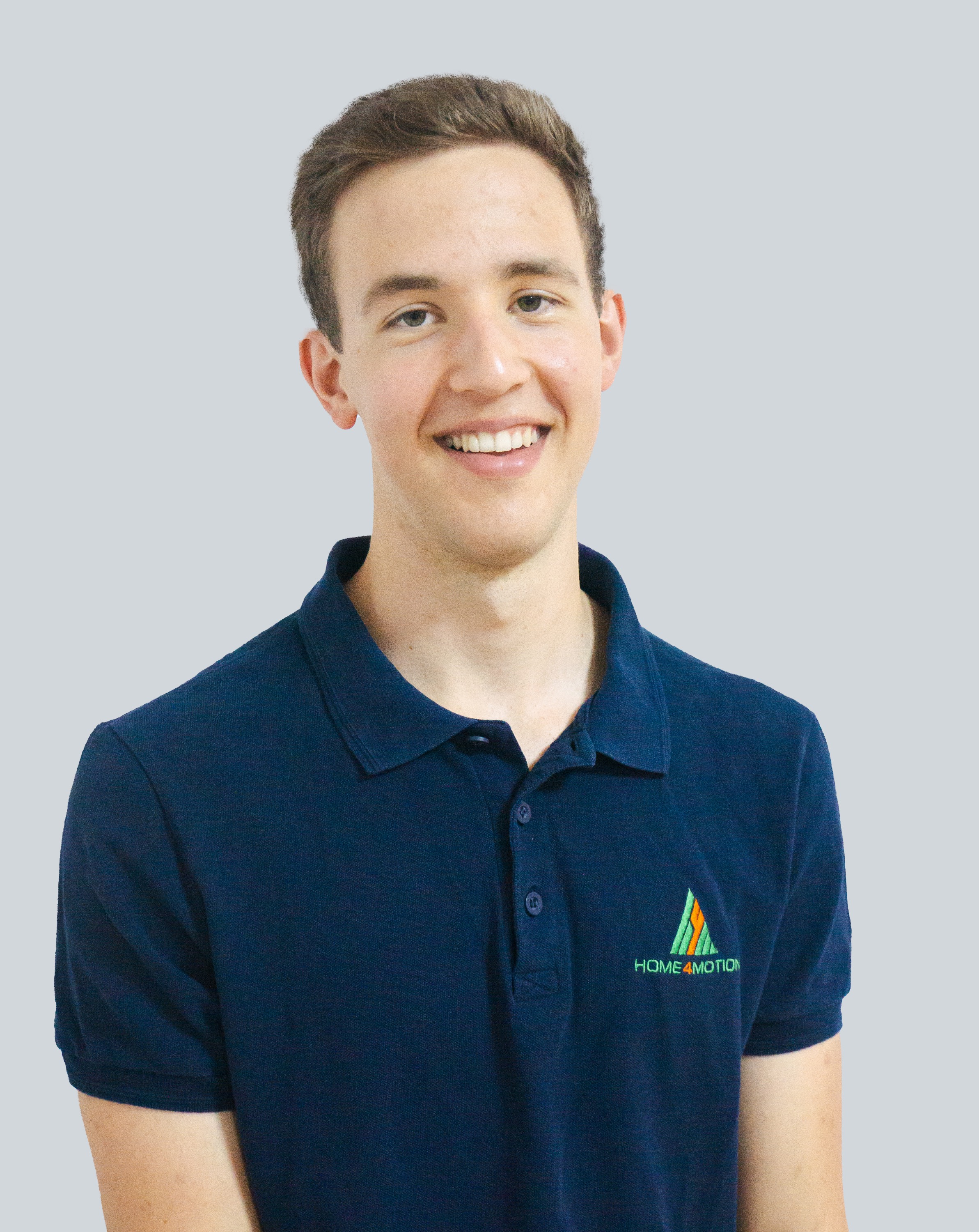 Neuer Mitarbeiter: Lorenz Gruber im blauen HOME4MOTION Polo T-Shirt