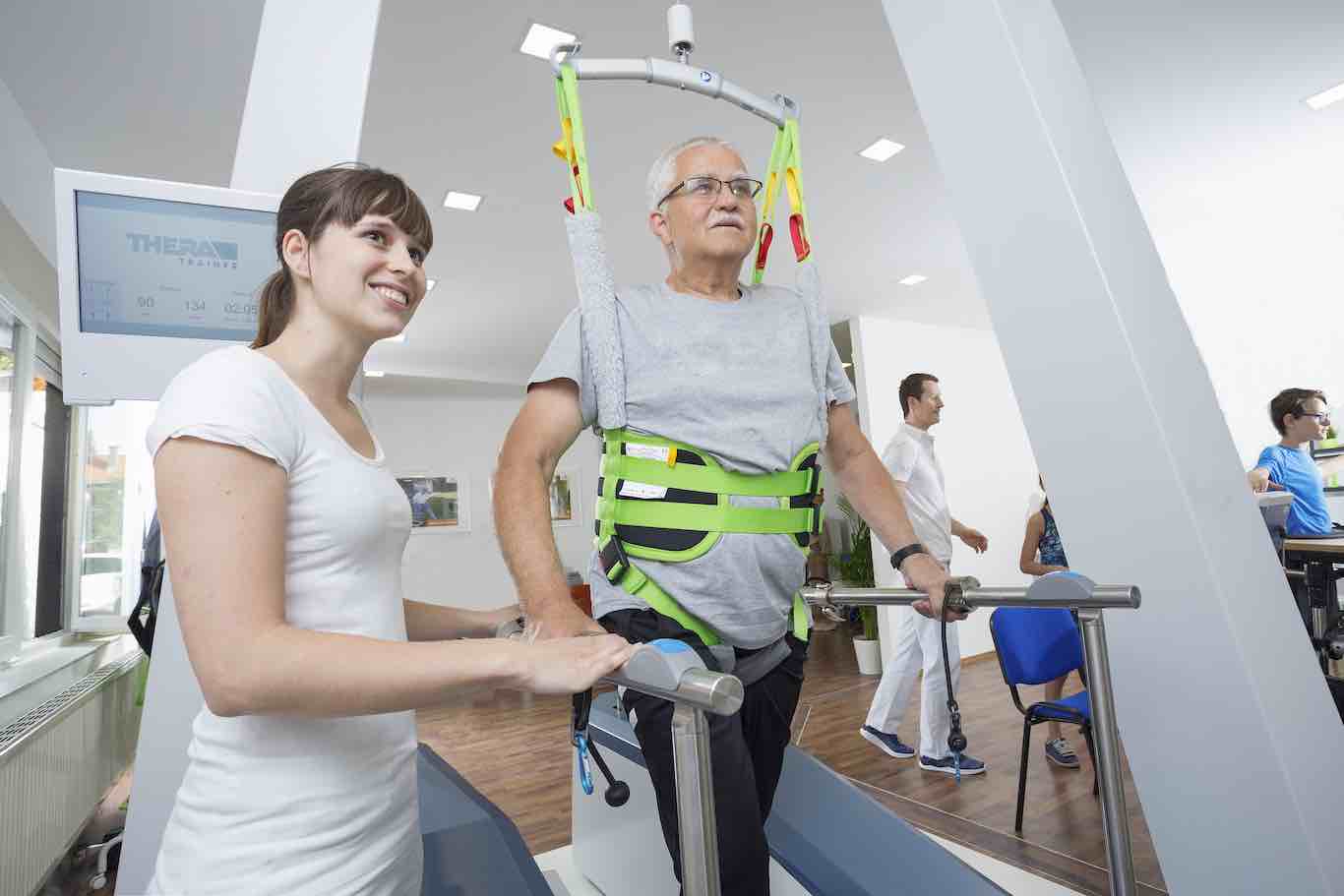 Patient mit der Therapeutin am Laufband