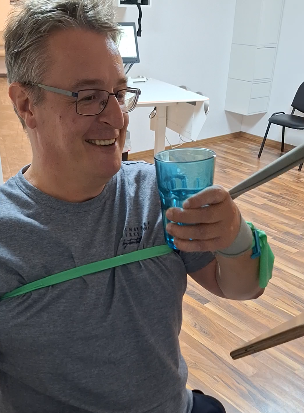 Christoph haltet ein Glass