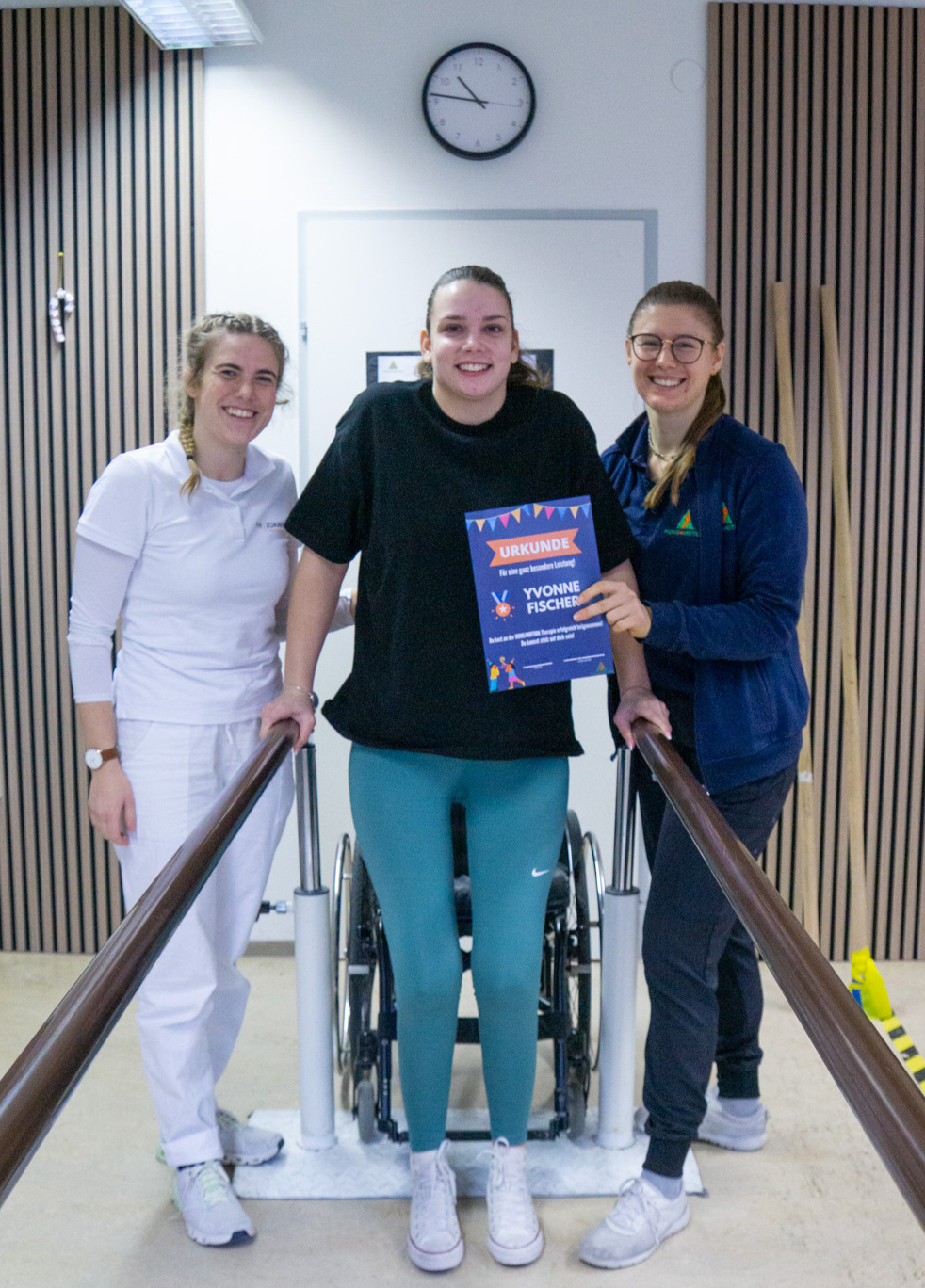 Yvonne am letzten Tag der Intensivtherapie im HOME4MOTION mit ihren Therapeutinnen.