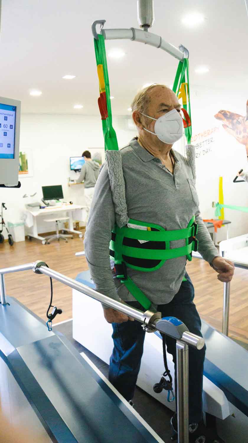 Hr. Grinschgl am Gangtrainer