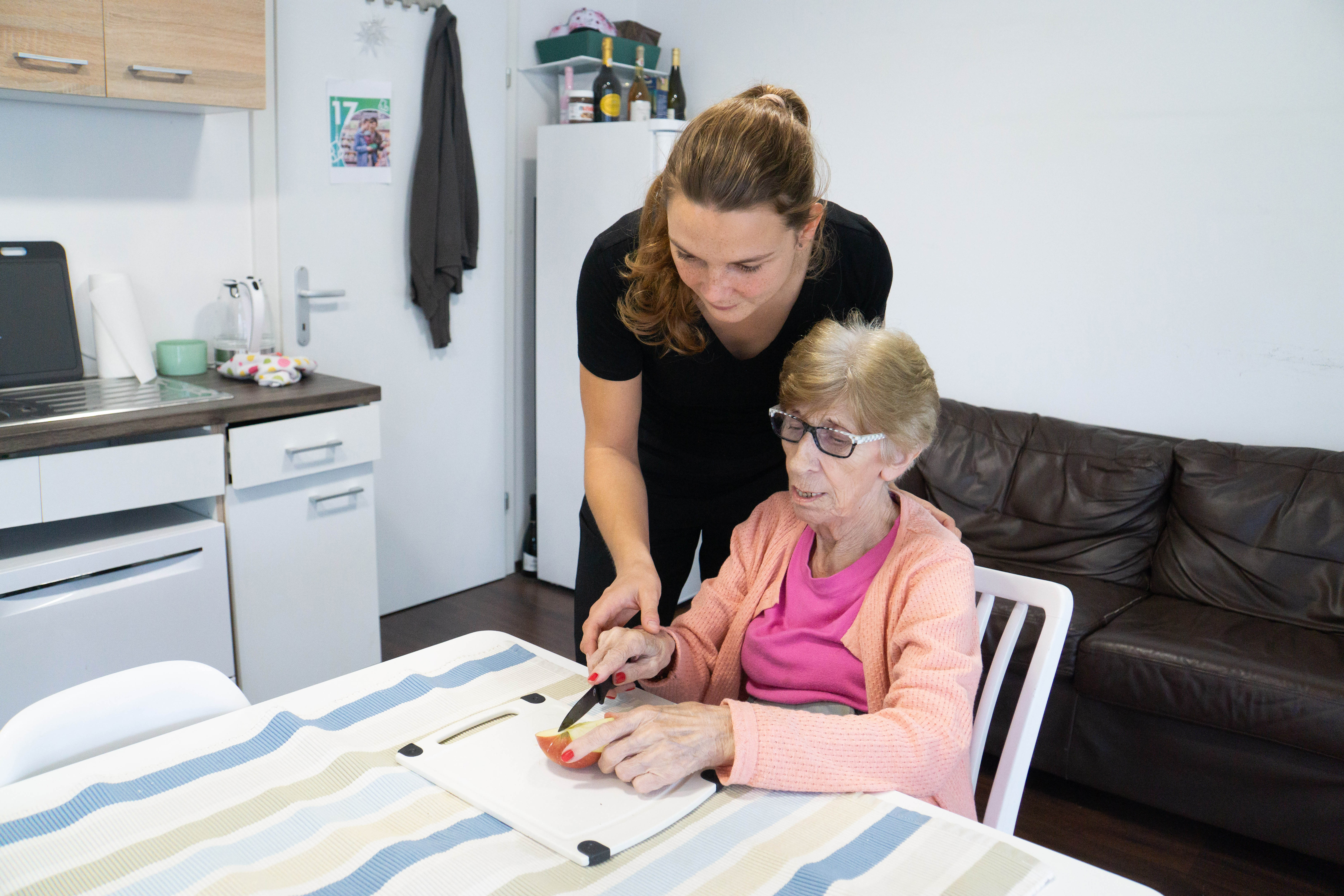 Patientin übt alltägliche Dinge selbst zu machen