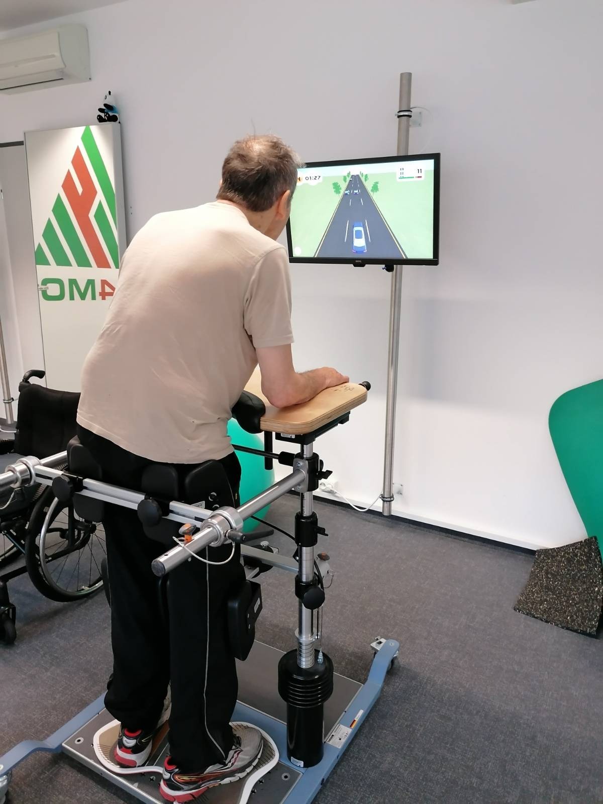 Patient übt am Balo Trainer