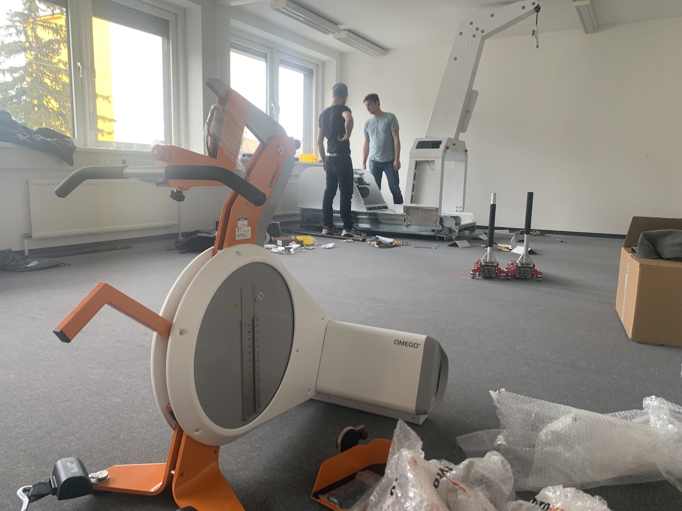 Omego und zwei Menschen in Raum