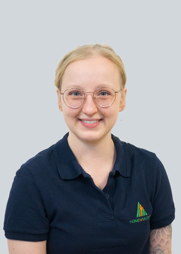 Eine Frau mit anthrazit blauem Tshirt und Brille