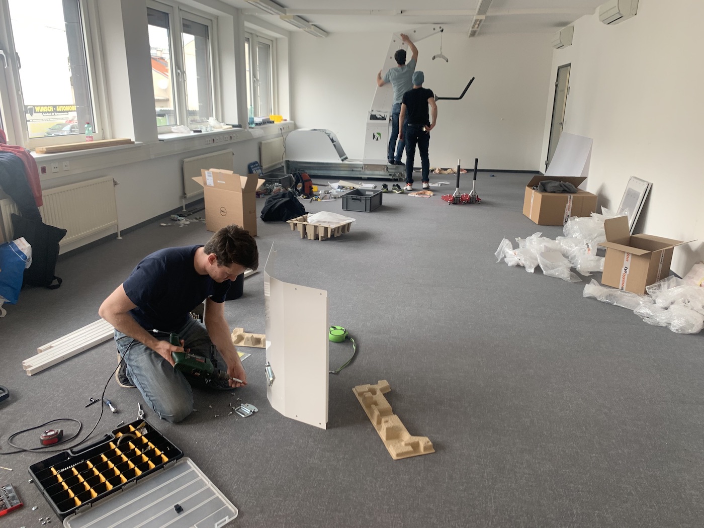 Der Aufbau, Menschen bauen auf Geräte