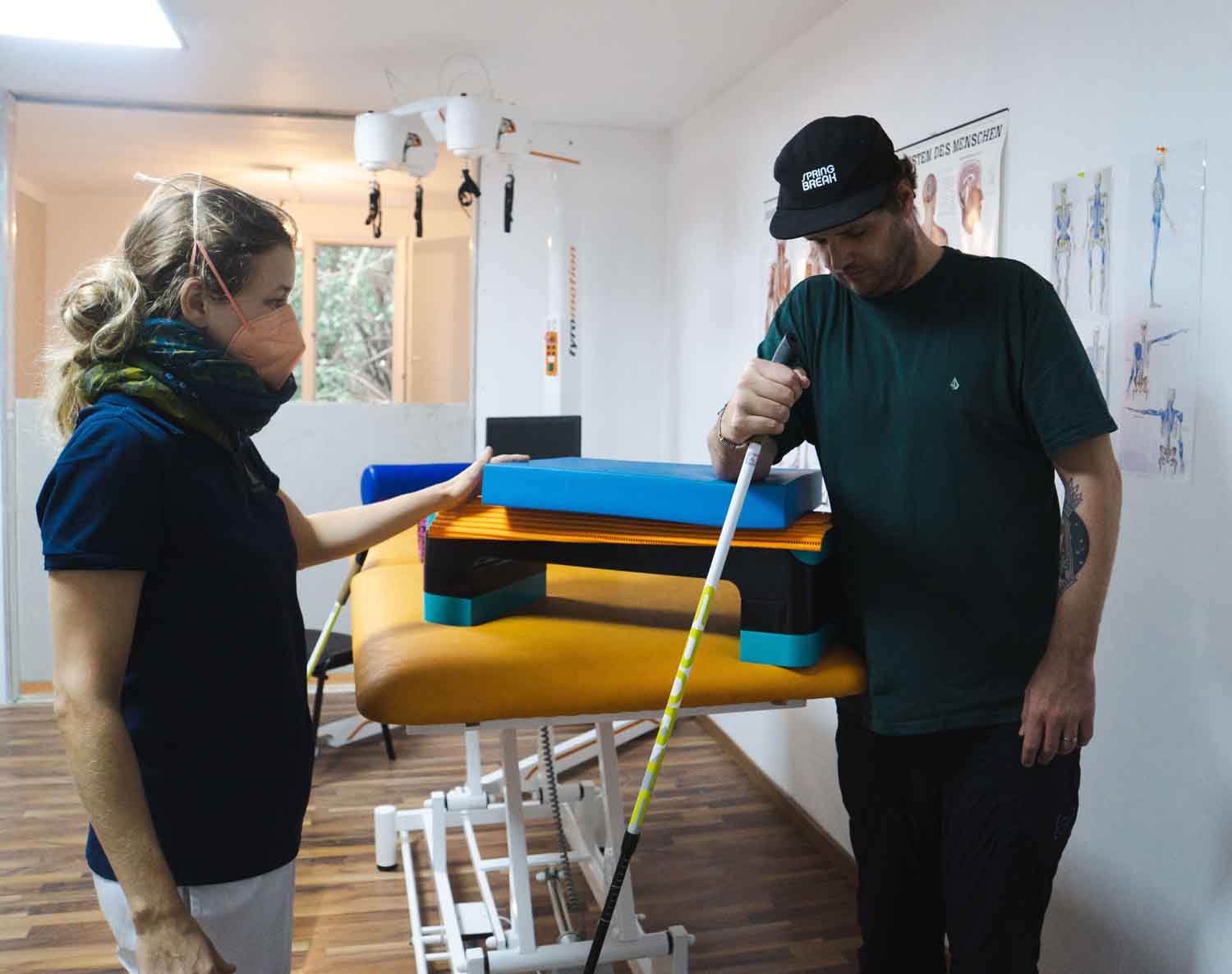 Markus übt die Armstreckung mit einem Stock