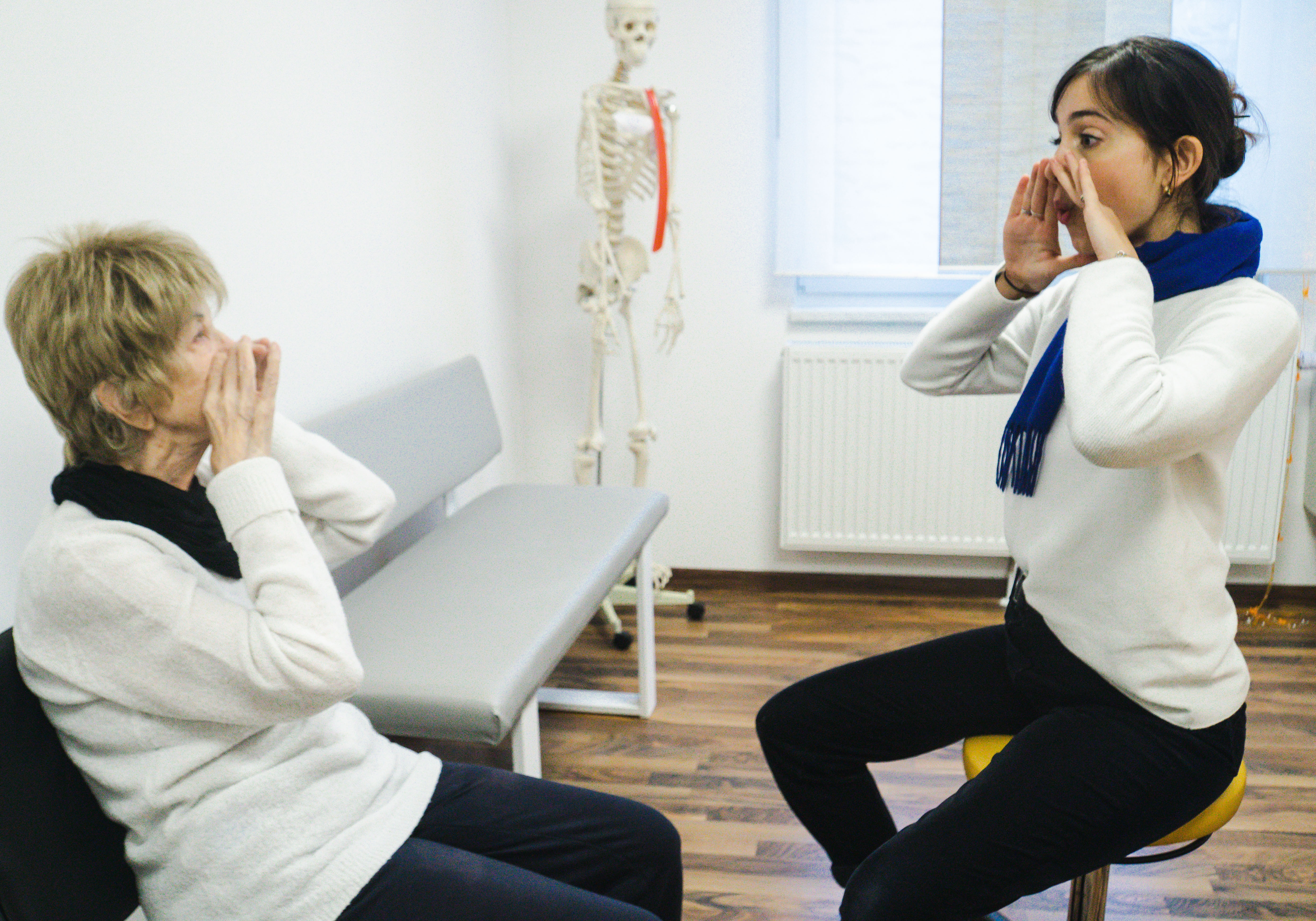 Sarah Schrott mit einer Patientin