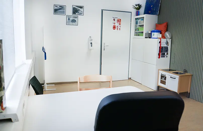 Logopädie Raum mit Tisch und Stuhl