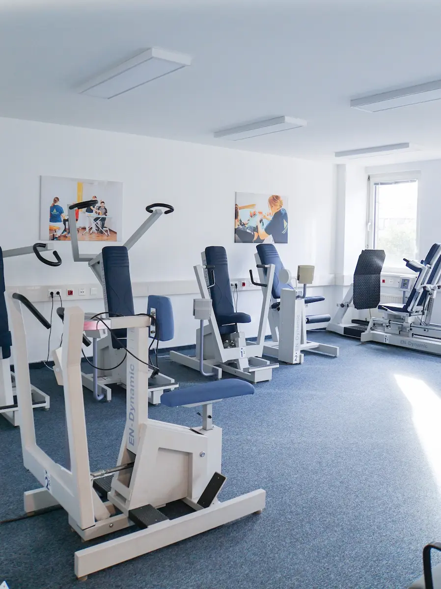 Trainingsgeräte in einem Raum