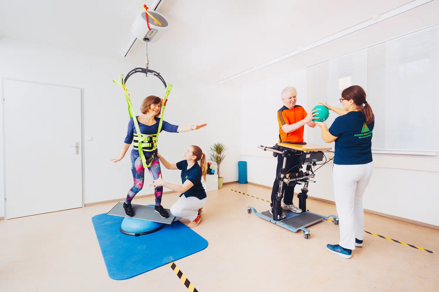 Patienten mit Physiotherapeuten am Training